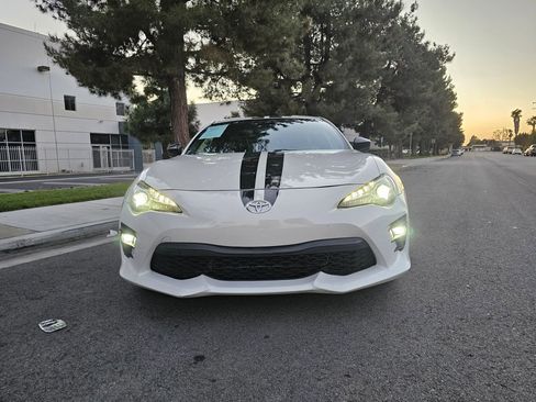 Used 2017 Toyota 86 Coupe 2D image 2