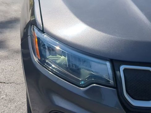 Used 2022 Jeep Compass Latitude FWD image 10