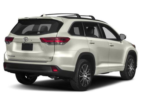 Used 2019 Toyota Highlander SE FWD image 2