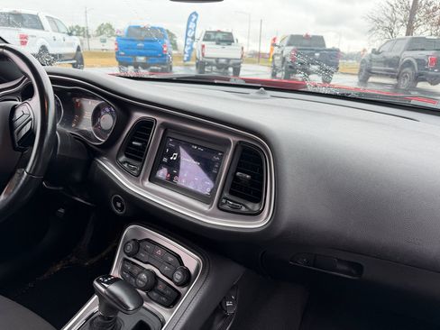 Used 2019 Dodge Challenger SXT image 8