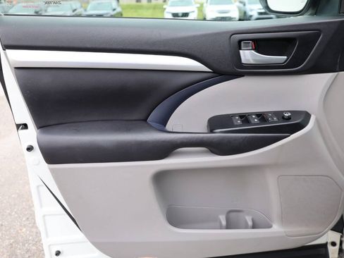 Used 2016 Toyota Highlander XLE AWD/4WD image 12