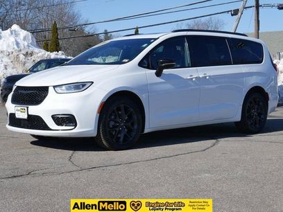 Used 2023 Chrysler Pacifica Limited w/ S Appearance Package