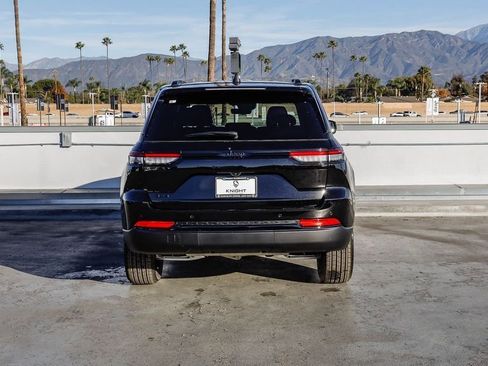 New 2025 Jeep Grand Cherokee Altitude image 8