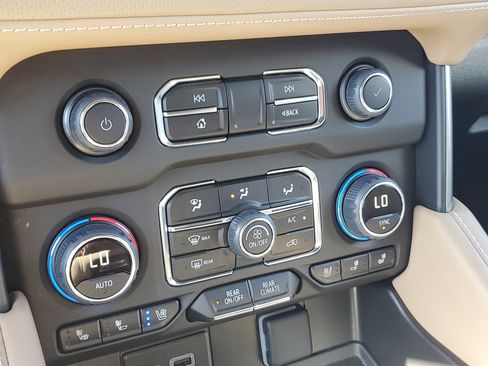 Used 2024 Chevrolet Suburban Premier image 32