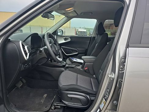 Used 2022 Kia Soul LX w/ Technology Package FWD image 9
