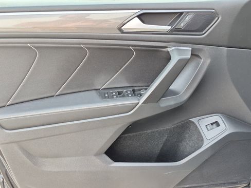 Used 2022 Volkswagen Tiguan SE R-Line image 9