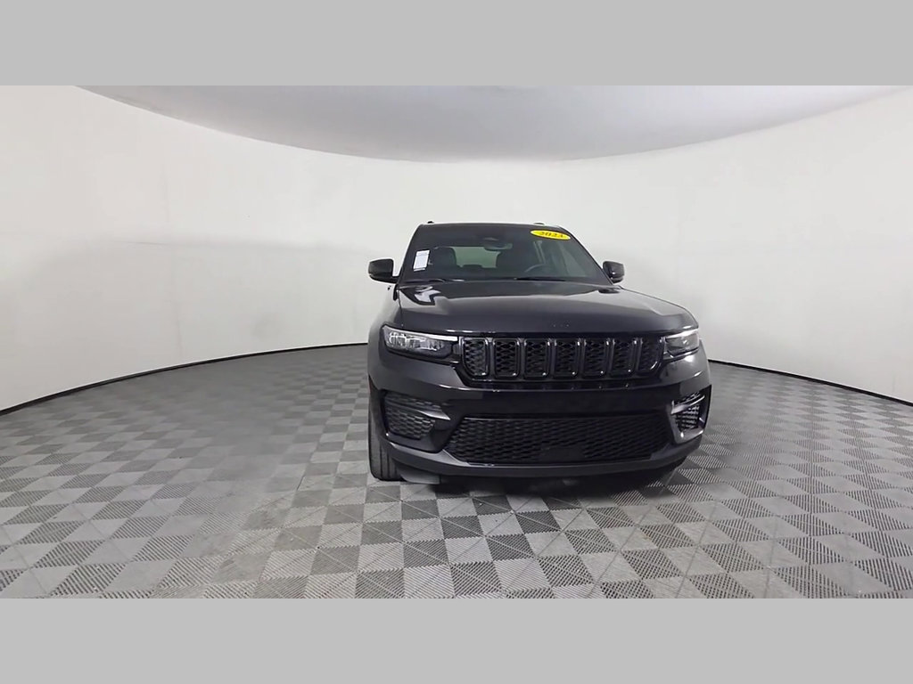 Used 2023 Jeep Grand Cherokee Altitude AWD/4WD image 19