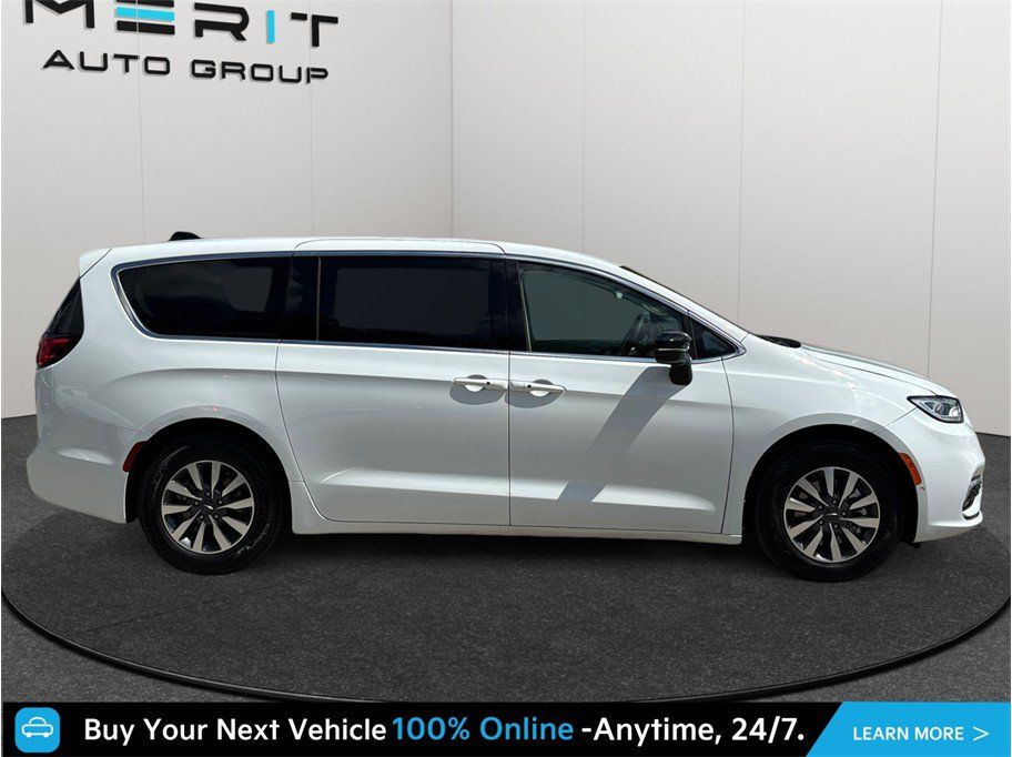 Used 2024 Chrysler Pacifica Limited FWD image 10