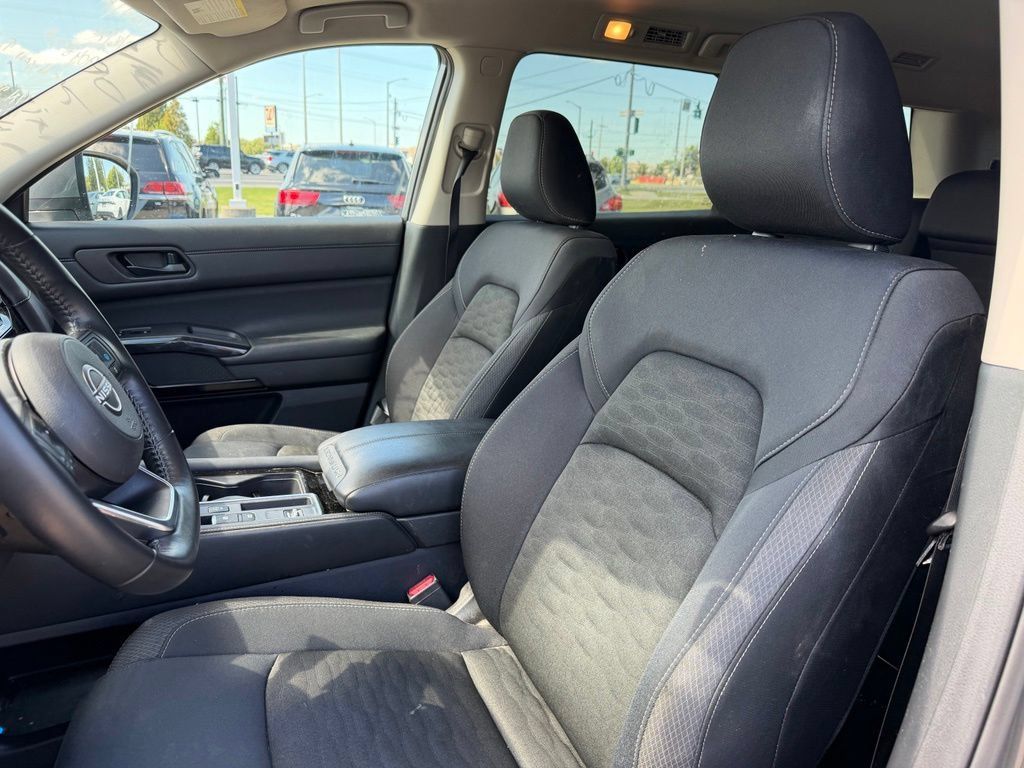 Used 2025 Nissan Pathfinder SV FWD image 5
