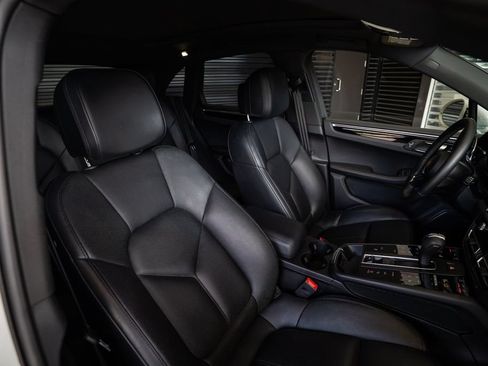 Certified 2024 Porsche Macan AWD/4WD image 29
