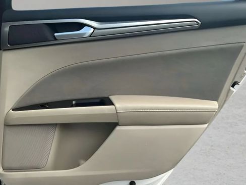 Used 2017 Ford Fusion SE image 46