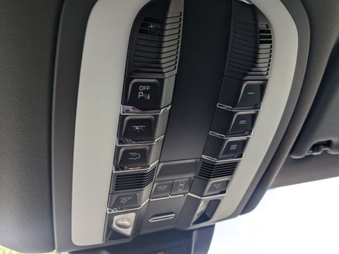 Used 2024 Porsche Macan AWD/4WD image 52