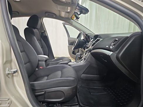 Used 2015 Chevrolet Cruze LT image 13