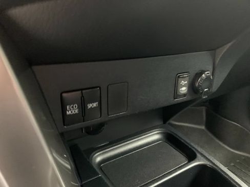 Used 2016 Toyota RAV4 LE AWD/4WD image 26
