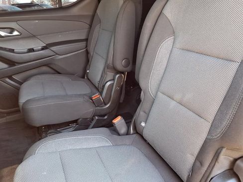 Used 2023 Chevrolet Traverse LT FWD image 7