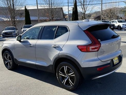 Used 2023 Volvo XC40 B5 Plus image 8