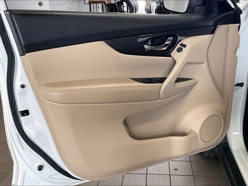 Used 2020 Nissan Rogue SV FWD image 2