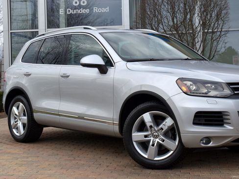 Used 2012 Volkswagen Touareg Sport image 3