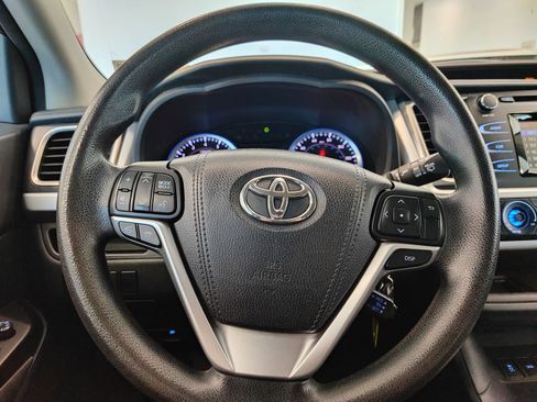 Used 2016 Toyota Highlander LE AWD/4WD image 11
