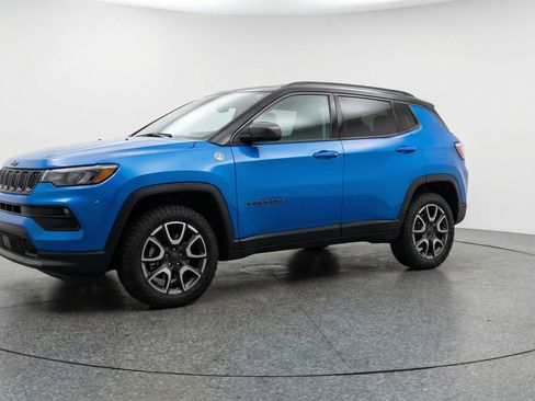 Used 2025 Jeep Compass Trailhawk AWD/4WD image 3