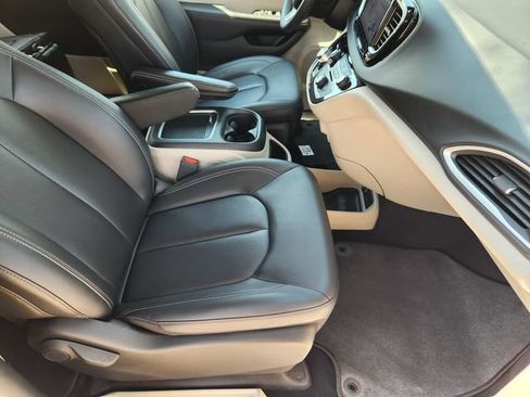 Used 2024 Chrysler Pacifica Touring-L FWD image 13