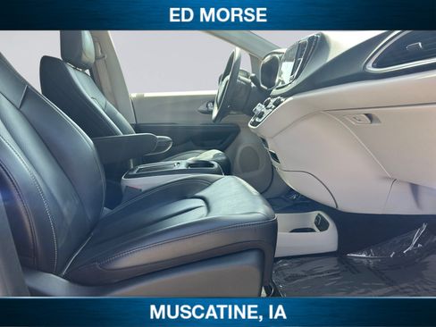 Used 2023 Chrysler Pacifica Touring-L FWD image 15