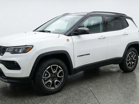 Used 2025 Jeep Compass Trailhawk AWD/4WD image 3