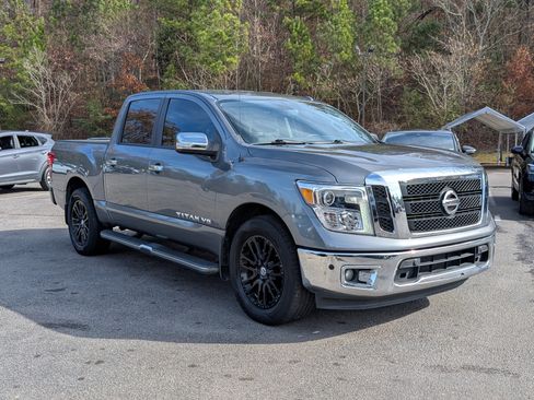 Used 2018 Nissan Titan SL image 11