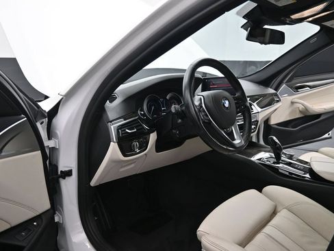Used 2019 BMW 530e w/ Convenience Package RWD image 11
