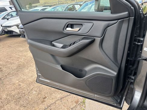 Used 2025 Nissan Rogue SV FWD image 18