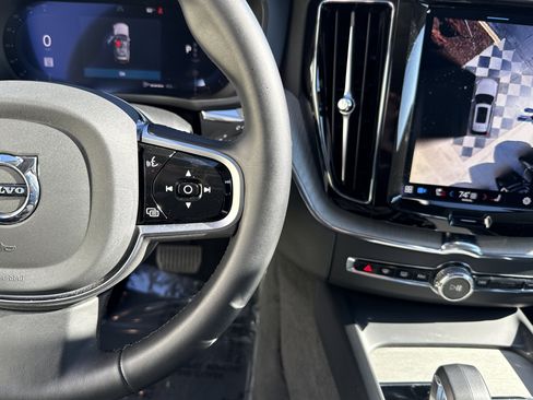 Used 2025 Volvo XC60 B5 Plus image 20