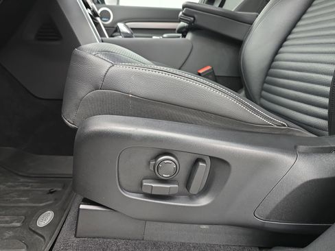 Certified 2025 Land Rover Discovery Dynamic SE image 29