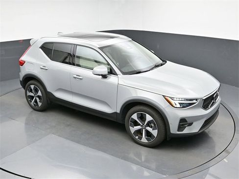 Used 2024 Volvo XC40 B5 Plus image 43