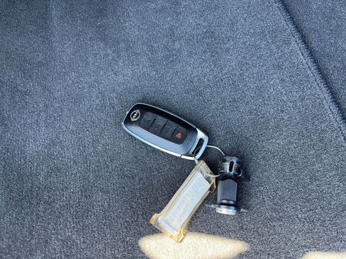 Used 2025 Nissan Versa SV image 21