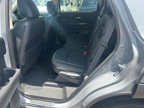 Used 2024 Nissan Pathfinder SL AWD/4WD image 17