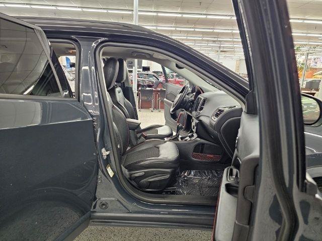 Used 2018 Jeep Compass Trailhawk w/ Cold Weather Group AWD/4WD image 32