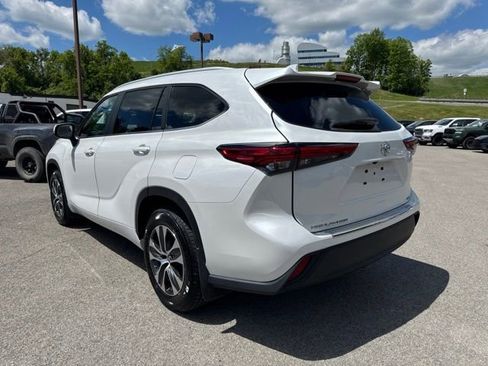Used 2023 Toyota Highlander XLE FWD image 4