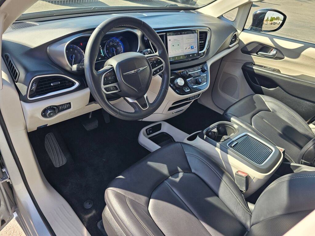 Used 2024 Chrysler Pacifica Touring-L FWD image 2