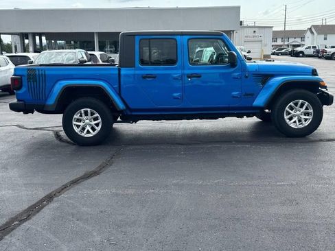 Used 2023 Jeep Gladiator Sport AWD/4WD image 2