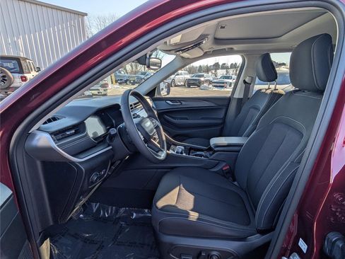 Used 2023 Jeep Grand Cherokee Laredo X image 14