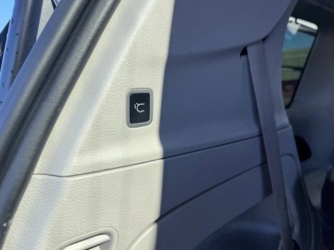 Used 2022 Chrysler Pacifica Touring-L image 15