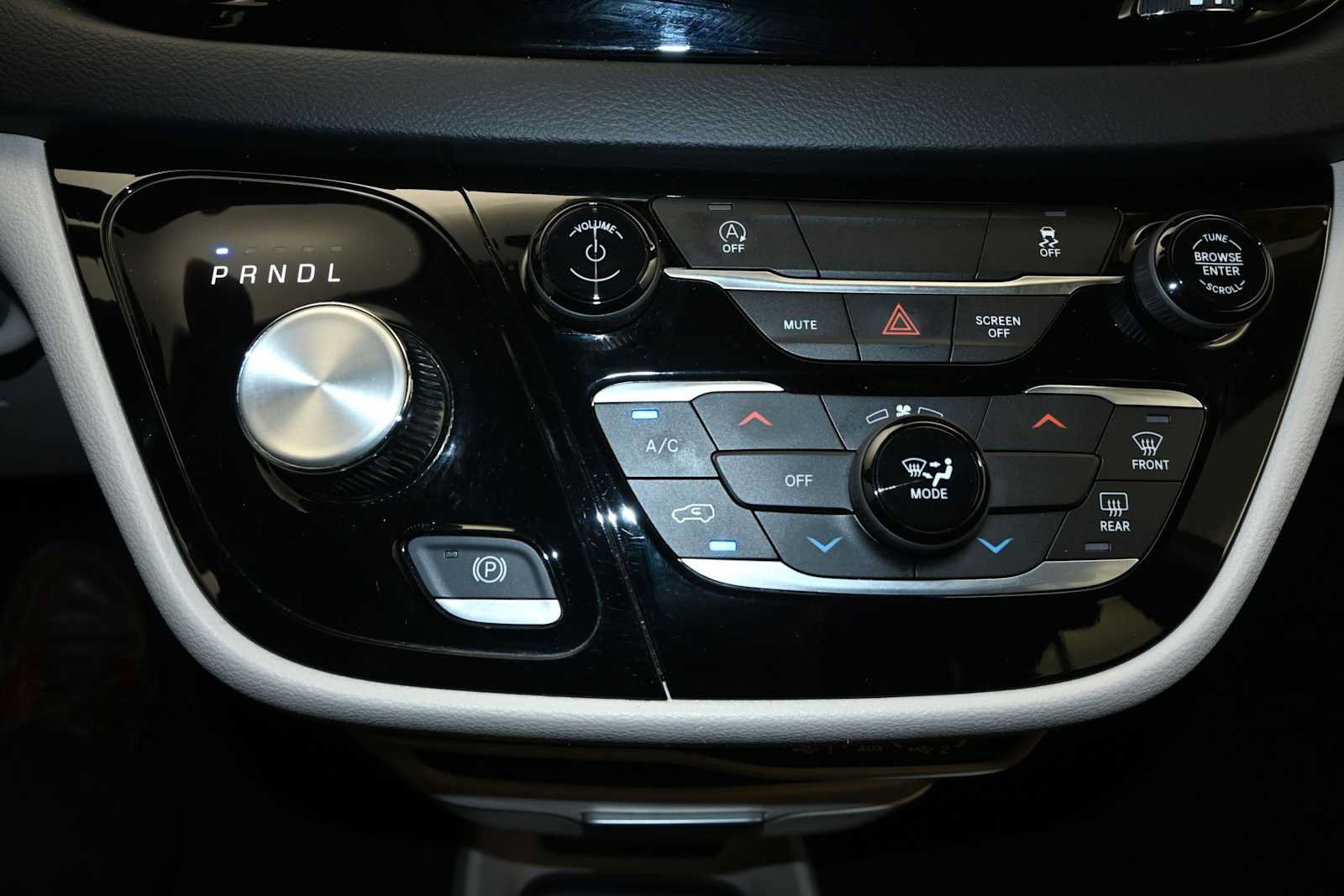 Used 2023 Chrysler Voyager LX FWD image 13