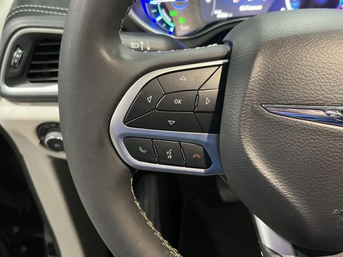 Used 2024 Chrysler Pacifica Select image 20
