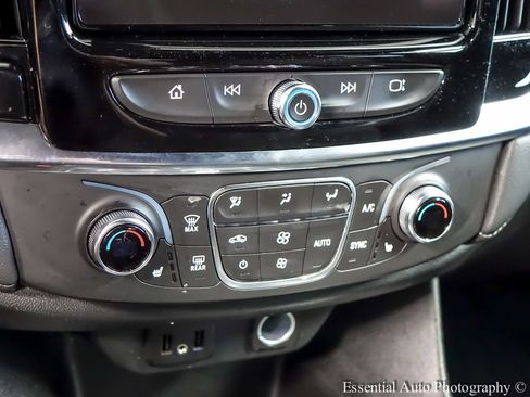 Used 2023 Chevrolet Traverse LT FWD image 17