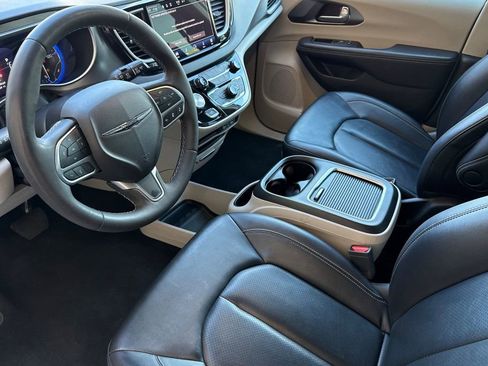 Used 2024 Chrysler Pacifica Touring-L FWD image 5