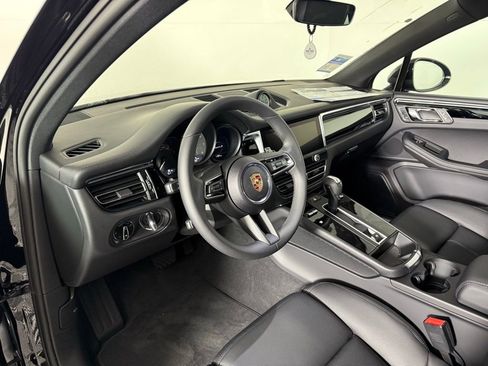 Certified 2025 Porsche Macan S image 4