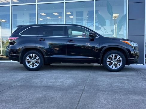 Used 2015 Toyota Highlander Plus AWD/4WD image 2