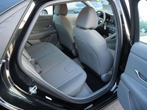 Used 2021 Hyundai Elantra SE image 24