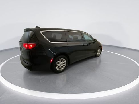 Used 2021 Chrysler Voyager LX w/ Cold Weather Group FWD image 4