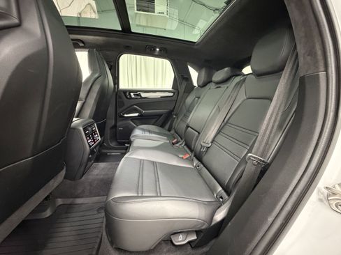Used 2023 Porsche Cayenne Turbo AWD/4WD image 20